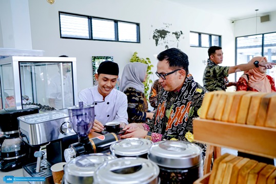 Kadisdik Jabar, Wahyu Mijaya saat meresmikan kafe SLBN Surade di Kab. Sukabumi, Jumat (19/1/2024).