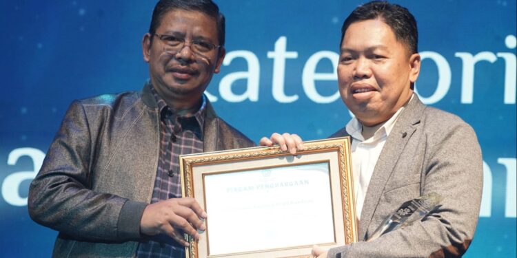 Kepala Balibang dan diklat Kemenag R, Suyitno memberikan penghargaan kepada Rektor UIN SGD Bandung, Prof.Rosihon Anwar sebagai satuan kerja yang paling responsif dalam pelaksanaan program terjemah quran ke bahasa daerah./dok.hmsuinsgd