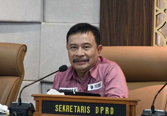 Sekretaris DPRD Jawa Barat Barnas Adjidin memberikan arahan kepada bagian Persidangan dan Perundang-Undangan, termasuk didalamnya bagian Hubungan Masyarakat (Humas), publikasi dan protokol Sekretariat DPRD Jawa Barat (Humas DPRD Jawa Barat).