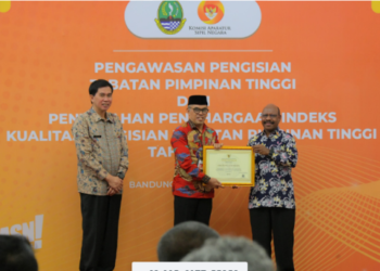 Penjabat Sekretaris Daerah Jawa Barat Taufiq Budi Santoso menghadiri kegiatan Pengawasan Pengisian Jabatan Pimpinan Tinggi (JPT) dan Penyerahan Penghargaan Indeks Kualitas Pengisian JPT di Aula Barat Gedung Sate, Kota Bandung, Jumat (16/2/2024).(Foto: Biro Adpim  Jabar)