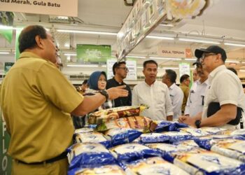 Pj Gubernur Jawa Barat Bey Machmudin meninjau stok beras di pasar tradisional dan supermarket di Kota Bandung, Senin (19/2/2024).(Foto: Angga/Biro Adpim Jabar)
