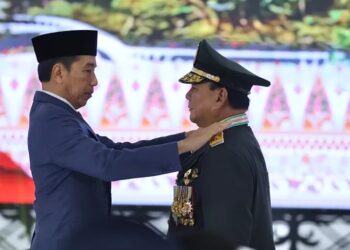 PENGANUGERAHAN PANGKAT JENDERAL-Presiden Jokowi menganugerahkan pangkat Jenderal TNI AD kepada Menhan & juga sebagai Capres, Prabowo Subianto. (Foto Istimewa).