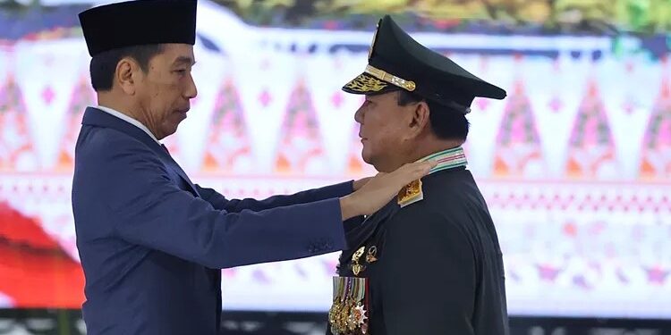 PENGANUGERAHAN PANGKAT JENDERAL-Presiden Jokowi menganugerahkan pangkat Jenderal TNI AD kepada Menhan & juga sebagai Capres, Prabowo Subianto. (Foto Istimewa).
