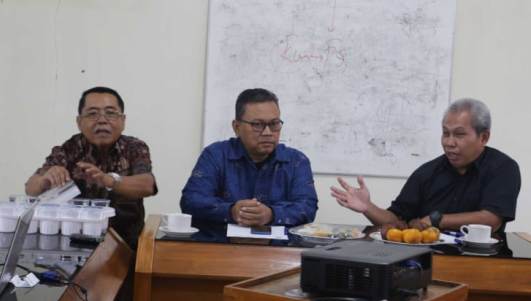 Anggota Komisi V DPRD Provinsi Jawa Barat Enjang Tedi saat di UPTD PPSGRA Kabupaten Garut, Kecamatan Cisurupan, Kabupaten Garut, Jumat (2/2/2024).