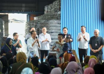 Penjabat Gubernur Jawa Barat Bey Machmudin mendampingi Presiden RI Joko Widodo menyalurkan beras kepada masyarakat yang membutuhkan di Kabupaten Bekasi, Jumat (16/2/2024).(Foto: Biro Adpim Jabar)