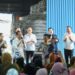 Penjabat Gubernur Jawa Barat Bey Machmudin mendampingi Presiden RI Joko Widodo menyalurkan beras kepada masyarakat yang membutuhkan di Kabupaten Bekasi, Jumat (16/2/2024).(Foto: Biro Adpim Jabar)
