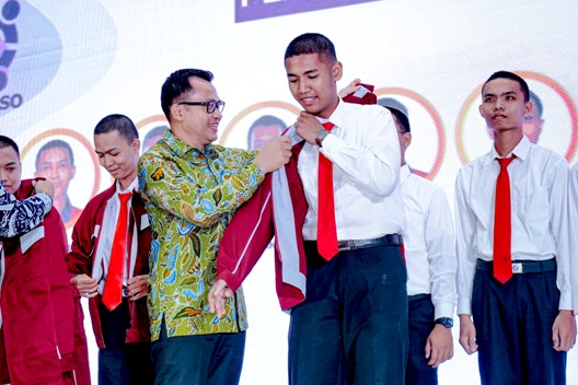 Kadisdik Jabar, Wahyu Mijaya menyematkan jas kepada 12 siswa SMK Mitra Industri MM2100 yang akan mengikuti magang ke Jepang, Rabu (31/01/2024).