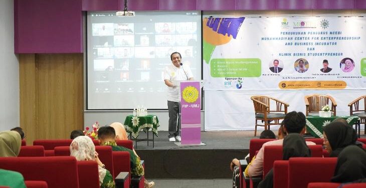 PENGUKUHAN-Rektor UMJ Prof. Dr. Ma'mun Murod, M.Si saat menyampaikan sambutan pada acara pengukuhan pengurus baru MCEBI di Jakarta pada 28 Februari 2024. (Foto: Humas UMJ).