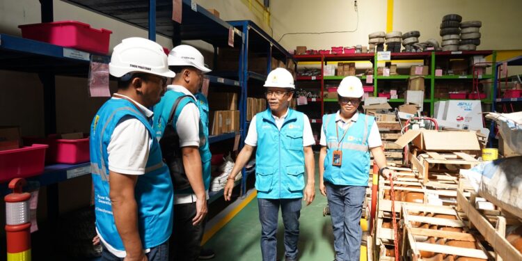 MATRIAL-General Manager PLN UID Jakarta Raya, Lasiran (dua dari kanan) didampingi Manager PLN UP3 Kebon Jeruk, Elpis J Sinambela (paling kanan), Senior Manager Keuangan, Sindu Prastowo (paling kiri), dan Praniko Banu Rendra (dua dari kiri) melakukan pengecekan material pendukung di gudang PLN yang berlokasi di Larangan, Tangerang. (Foto Ist).