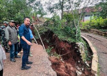 Penjabat Gubernur Jawa Barat Bey Machmudin meninjau lokasi pergerakan tanah di Desa Cibedug, Kecamatan Rongga, Kabupaten Bandung Barat, Sabtu (2/3/2024).(Foto: Biro Adpim Jabar)
