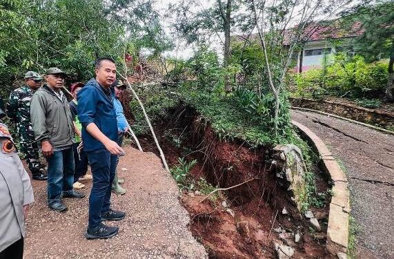 Penjabat Gubernur Jawa Barat Bey Machmudin meninjau lokasi pergerakan tanah di Desa Cibedug, Kecamatan Rongga, Kabupaten Bandung Barat, Sabtu (2/3/2024).(Foto: Biro Adpim Jabar)