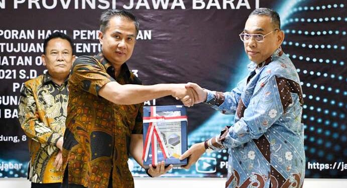 Penjabat Gubernur Jawa Barat Bey Macmudin mengahdiri penyerahan Laporan Hasil Pemeriksaan Keuangan (BPK) Jabar, di kantor BPK Jabar, Kota Bandung, Jumat (8/3/2024)