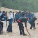 Ratusan siswa dan guru menggelar aksi bersih-bersih sampah di Pantai Pangumbahan Turtle Park, Kab. Sukabumi, Rabu (6/3/2024).