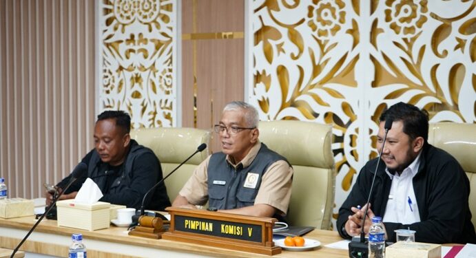 Wakil Ketua Komisi V DPRD Jawa Barat Abdul Hadi Wijaya saat menerima audiensi Gabungan Serikat Pekerja atau Gabungan Serikat Buruh Jawa Barat, Kota Bandung, Rabu (6/3/2024).