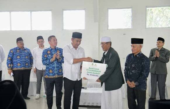 Penjabat Gubernur Jawa Barat Bey Machmudin melakukan kegiatan silaturahmi bersama Majelis Ulama Indonesia dan tokoh agama Kabupaten Karawang di Kantor MUI Kabupaten Karawang, Senin (18/3/2024).(Foto: Biro Adpim Jabar)