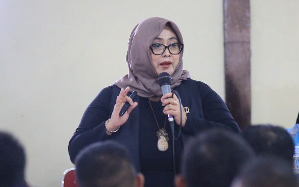 Anggota Dewan Perwakilan Rakyat Daerah (DPRD) Provinsi Jawa Barat Hj. Tia Fitriani saat kegiatan Penyebarluasan Peraturan Daerah (Perda) Provinsi Jawa Barat No. 14 Tahun 2019 Tentang Penyelenggaraan Kesehatan kepada masyarakat Bojongsoang, Kab. Bandung, Sabtu (9/3/24).