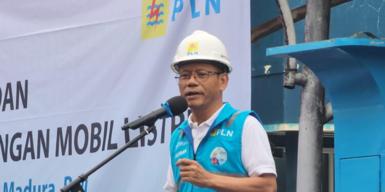 SAMBUTAN-General Manager PLN UID Jakarta Raya, Lasiran saat membuka acara _touring_ mobil listrik dalam rangka uji coba rute mudik Jakarta - Bali di PLN UP3 Ciracas pada Selasa (2/4). (Foto Ist).