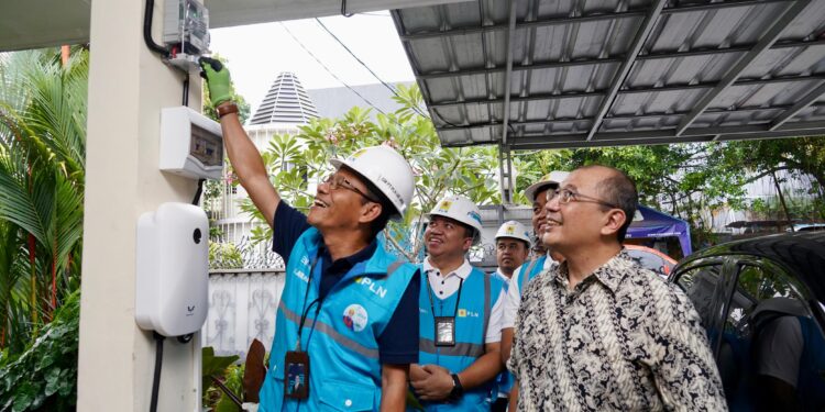 HOME CHARGING-General Manager PLN UID Jakarta Raya, Lasiran (kiri) didampingi Manager PLN Unit Pelaksana Pelayanan Pelanggan Menteng, Ariadi Wisnu Sukendar (tengah) menyalakan _home charging_ di rumah salah satu pelanggan di kawasan Manggarai, Jakarta Selatan pada Rabu (27/3). (Foto Ist).