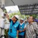 HOME CHARGING-General Manager PLN UID Jakarta Raya, Lasiran (kiri) didampingi Manager PLN Unit Pelaksana Pelayanan Pelanggan Menteng, Ariadi Wisnu Sukendar (tengah) menyalakan _home charging_ di rumah salah satu pelanggan di kawasan Manggarai, Jakarta Selatan pada Rabu (27/3). (Foto Ist).