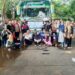 MUDIK BARENG GRATIS-H. Sohibin, mantan Sekjen dan saat ini Dewan Penasehat (berdiri pakai jaket & topi) mewakili Ketua Umum Paguyuban Demak Bintoro Nusantara (PDBN), Drs. Fathan Subchi, M.PA & Sekjen, Edi Sayudi melepas mudik gratis bagi warga Demak Jabodetabek, foto bersama warga Demak saat Pemberangkatan, Minggu (7/4) di Pasar Induk Kramatjati, Jaktim. (Foto Humas).