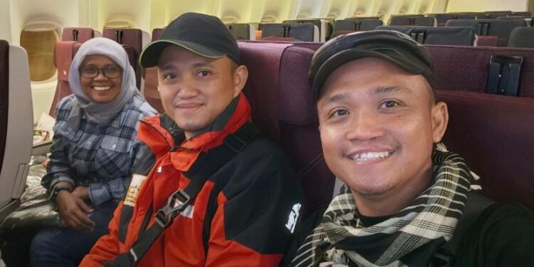 MISI KEMANUSIAAN-(Kiri-kanan) Desi Fitriani (wartawan senior Metro TV), Nur Ikhwan Abadi
(Ketua Presidium AWG) dan Nurhadis (wartawan Kantor Berita MINA) siap mengikuti misi kemanusiaan untuk Gaza, Freedom Flotilla. (Foto: MINA News).