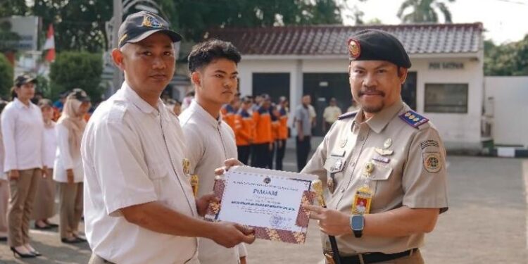 PENGHARGAAN-PIMPIM APEL-H. Nurus Sholihin, A.Ptnh, MM, Kapala Kantor Pertanahan Kabupaten Karawang memberikan Penghargaan saat Apel. (Foto Ist).