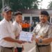 PENGHARGAAN-PIMPIM APEL-H. Nurus Sholihin, A.Ptnh, MM, Kapala Kantor Pertanahan Kabupaten Karawang memberikan Penghargaan saat Apel. (Foto Ist).