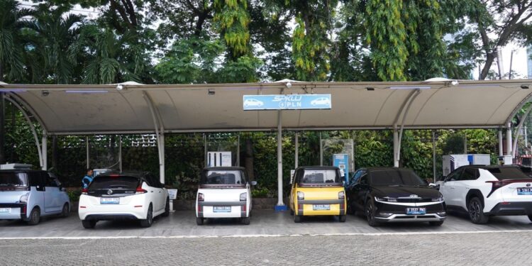 MOBIL LISTRIK-Mobil listrik terparkir sedang mengisi ulang di Stasiun Pengisian Kendaraan Listrik Umum PLN Unit Induk Distribusi Jakarta. (Foto Ist).