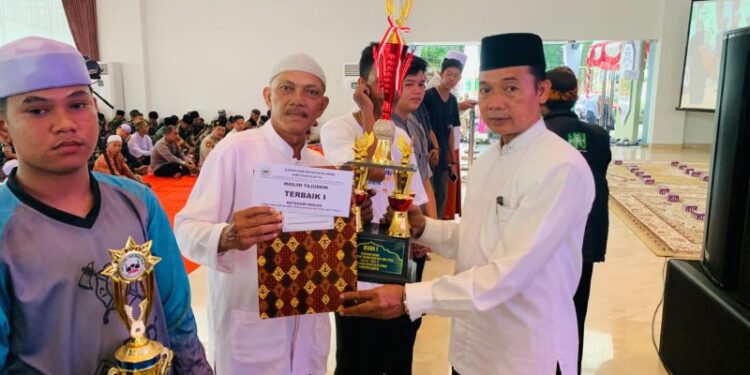 TERIMA PENGHARGAAN-Penasehat Masjid Tajuddin, Tatang yang juga Kepala Perwakilan Koran Progresif Kalteng saat menerima hadiah Terbaik I yang diserahkan Ketua Umum PHBI Kapuas, H Nabchan, Senin (29/4/2024). (Foto Ist).