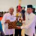 TERIMA PENGHARGAAN-Penasehat Masjid Tajuddin, Tatang yang juga Kepala Perwakilan Koran Progresif Kalteng saat menerima hadiah Terbaik I yang diserahkan Ketua Umum PHBI Kapuas, H Nabchan, Senin (29/4/2024). (Foto Ist).
