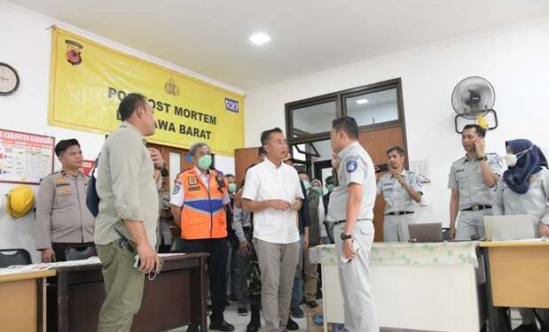 Pj Gubernur Jabar Bey Machmudin meninjau jenazah korban kecelakaan di Km 58 Tol Jakarta - Cikampek di gedung Pemulasaran Jenazah RSUD Karawang, Kabupaten Karawang, Senin (8/4/2024).(Foto: Biro Adpim Jabar)