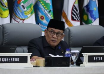 Ketua DPRD Provinsi Jawa Barat Brigadir Jenderal TNI (Purn) Taufik Hidayat saat memimpin Rapat Paripurna, Kota Bandung, Jumat (19/4/2024).