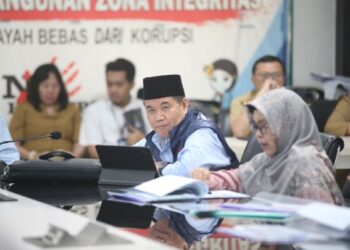 Komisi III DPRD Provinsi Jawa Barat  saat rapat pembahasan terkait Laporan Keterangan Pertanggungjawaban (LKPJ) Gubernur Tahun Anggaran 2023 di Pusat Pengelolaan Pendapatan Daerah (P3D) Wilayah Kabupaten Bandung Barat. Selasa, (02/04/23).