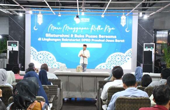 Sekretariat DPRD Provinsi Jawa Barat saat melaksanakan kegiatan Silaturahmi dan Buka Bersama dengan tema “Menggapai Ridho-Nya”, yang bertempat di Gedung DPRD Jabar. Selasa, (2/4/24).
