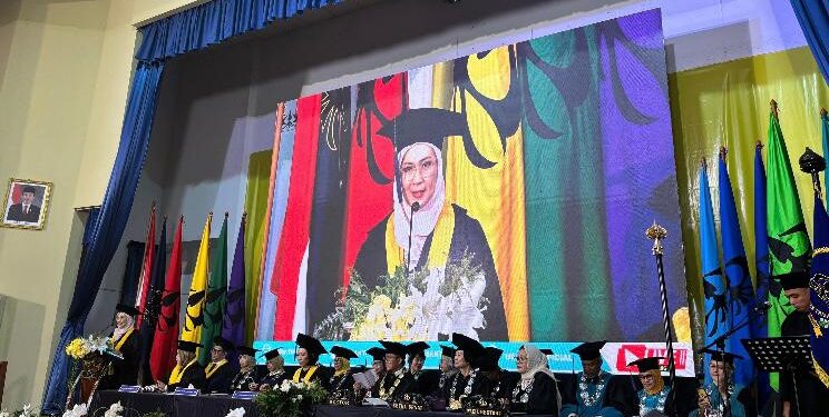 ORASI-Prof. Dr. Dra, Yolanda Masnita, MM (berdiri di podium) tengah menyampaikan Orasi Ilmiah pada Sidang Terbuka Pengukuhan Guru Besar Universitas Trisakti di Jakarta, Selasa 30 April 2024. (Foto: Dok. pribadi).