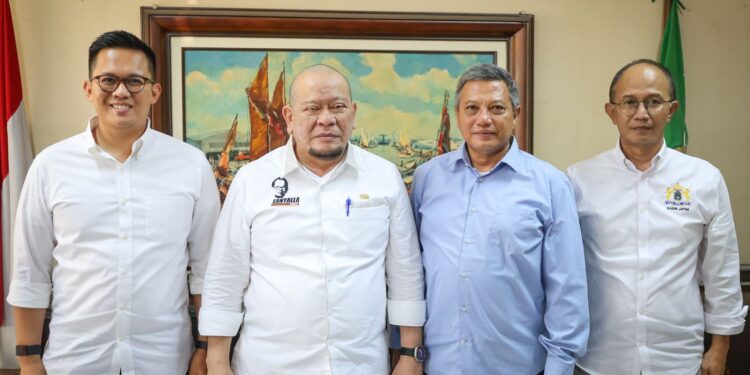 SILATURAHMI-Ketua DPD RI, AA LaNyalla Mahmud Mattalitti menerima silaturahmi Kepala KPP Pratama Surabaya Karangpilang, Eko Radnadi Susetio, di Graha Kadin Jatim, Selasa (14/5/2024). (Foto Ist).