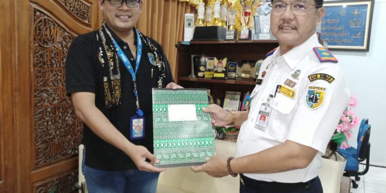 AUDENSI-Noor Salim, Ketua PGSI Demak Audensi dengan Arief Sudaryanto, Kadishub Demak membahas Transportasi Pariwisata. (Foto Ist).