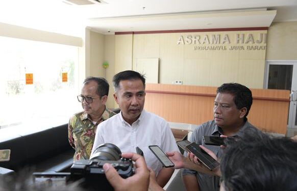 Penjabat Gubernur Jawa Barat Bey Machmudin meminta pihak pengelola Asrama Haji Indramayu untuk membersihkan lingkungan demi kenyamanan dan kesehatan Calon Jemaah Haji (CJH) yang menginap.