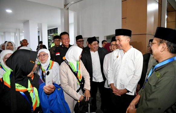 Pj Gubernur Jabar Bey Machmudin melepas Kloter Pertama Haji Tahun 1445 H Embarkasi Jakarta-Bekasi di Asrama Haji Bekasi, Sabtu (11/5/2024) malam.(Foto: Angga/Biro Adpim Jabar)