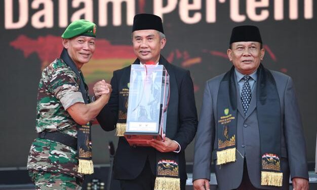 Pj Gubernur Jawa Barat Bey Machmudin menghadiri acara Syukuran HUT Ke-78 Kodam III/Siliwangi di Lapangan Upacara Makodam III/Siliwangi, Kota Bandung, Selasa (21/5/2024). (Foto: Rizal Fs/Biro Adpim Jabar)