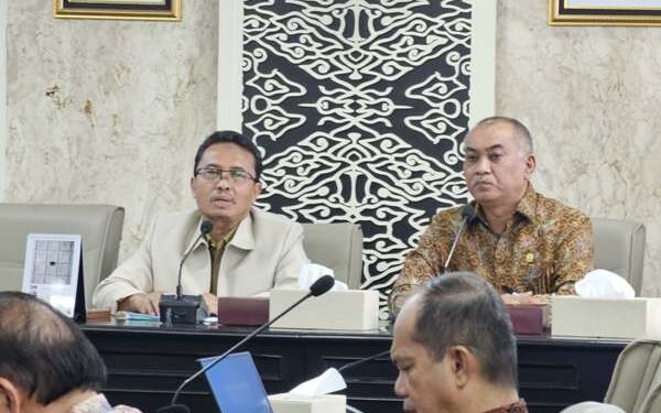 Kepala Bagian (Kabag) Fasilitasi, Penganggaran dan Pengawasan Iman Tohidin menerima kunjungan kerja Badan Anggaran Dewan Perwakilan Rakyat Daerah (DPRD) Provinsi Sumatera Utara. Kota Bandung, Senin (13/5/2024).