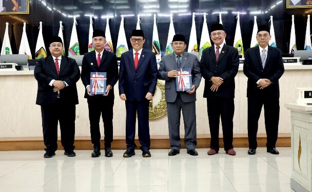 Pimpinan DPRD Jabar bersama Gubernur dan Perwakilan BPK usai Rapat Paripurna DPRD Provinsi Jawa Barat dengan agenda penyerahan Laporan Hasil Pemeriksaan (LHP) Badan Pemeriksa Keuangan (BPK) atas Laporan Keuangan Pemerintah Daerah (LKPD) Provinsi Jabar Tahun Anggaran (TA) 2023. Kota Bandung, (21/5/24).