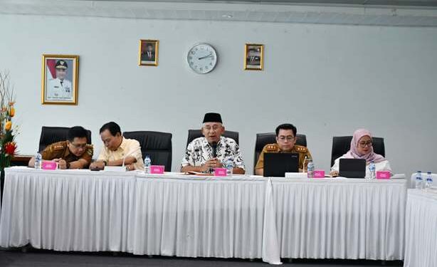 Wakil Ketua DPRD Provinsi Jawa Barat, Achmad Ru'yat saat rapat Pansus I dengan Biro Badan Usaha Milik Daerah, Investasi Dan Administrasi Pembangunan Sekeretariat Daerah Provinsi Jawa Barat di Badan Pendapatan Daerah (Bapenda) Kabupaten Karawang, Rabu, (15/5/2024).
