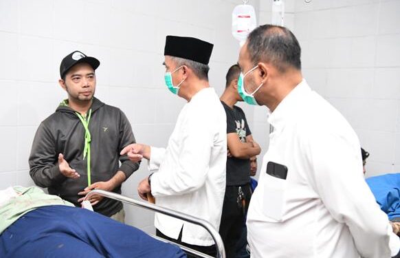 Penjabat Gubernur Jawa Barat Bey Machmudin mengecek kondisi korban luka kecelakaan bus maut yang dirawat di RSUD Subang, Ahad (12/5/2024) dini hari.