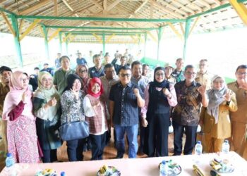 Pansus V DPRD Jabar saat melakukan kunjungannya di kawasan pertanian organik di Dusun Cilumping Desa Cikurubuk, Kabupaten Sumedang, Senin, (10/6/2024).