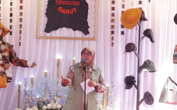 Wakil Ketua Komisi II DPRD Provinsi Jawa Barat, Hj Lina Ruslinawati saat menghadiri acara di Satuan Pelayanan Pengembangan Industri Perkulitan Garut, Jalan Sukaregang, Kabupaten Garut, Kamis (13/6/2024).