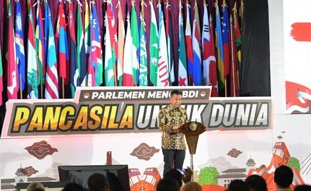 Penjabat Gubernur Jawa Barat Bey Machmudin menghadiri Kegiatan Seminar Parlemen Mengabdi dengan tema "Pancasila Untuk Dunia", di Gedung Merdeka, Kota Bandung, Jum'at (21/6/2024)