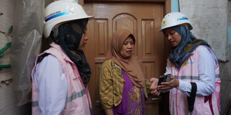 SOSIALISASI-Petugas PLN sedang melakukan sosialisasi penggunaan aplikasi PLN Mobile kepada masyarakat. (Foto Ist).
