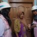 SOSIALISASI-Petugas PLN sedang melakukan sosialisasi penggunaan aplikasi PLN Mobile kepada masyarakat. (Foto Ist).