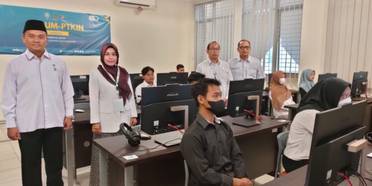 Wakil Rektor I UIN SGD Bandung, Dr.Dadan Rusmana,M.Ag,saat memantau pelaksanaan SEE- UM-PTKIN 202, di Laboratorium Computer Based Test (CBT) Gedung Lecture Hall, UIN Sunan Gunung Djati Bandung dari tanggal 24-30 Juni 2024,/dok.humasuinsgd